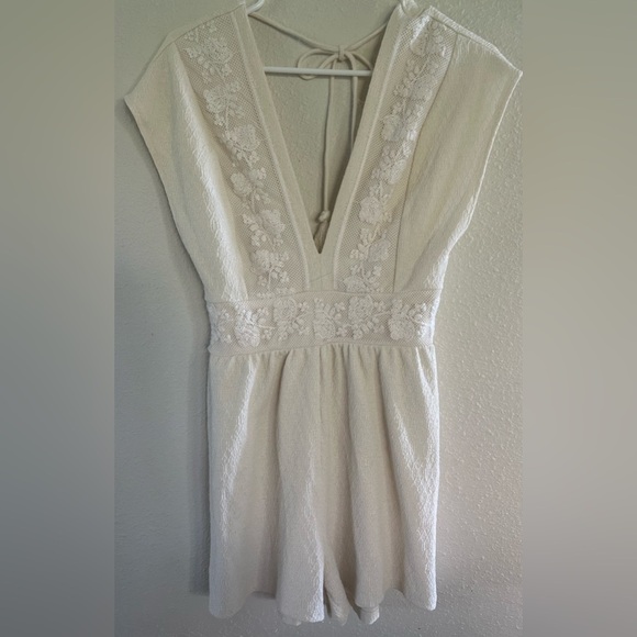 Zara Elegant off White Lace embroidered open back short Romper size M - Picture 1 of 6